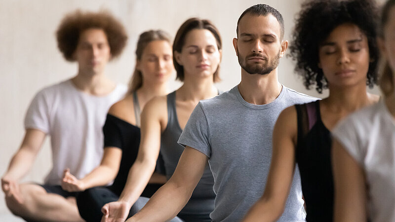 Gruppe in einer achtsamkeitsbasierten Meditation